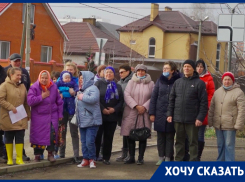 «В войну мы жили плохо, пусть хоть дети поживут»: пенсионерка в Краснодаре умоляет починить 1,5 км дороги