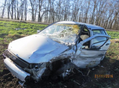 В Калининском районе в сильной аварии пострадал водитель отечественного автомобиля