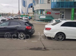 Проколотые шины на Кубанской набережной возмутили горожан