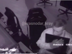 Весеннее обострение: краснодарец попытался спрятать монитор в трусы