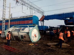 Два вагона со спецгрузом сошли с рельсов на западе Кубани