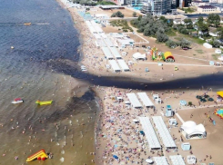 Власти Анапы объяснили появление в море черной зловонной жижи