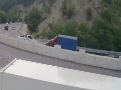 Водитель «Газели» врезался в отбойник в Сочи