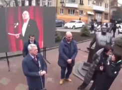 «Следствие тяжелой идеологической шизофрении»: краснодарец о скандале с открытием памятника Жванецкому в Ростове