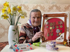 Андрей Анашкин поздравил жительницу своего округа с 99-летием