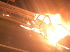 Под Краснодаром после столкновения с отбойником загорелась машина