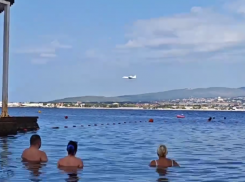 Туристы в Геленджике купаются на фоне крупного пожара и самолета-амфибии