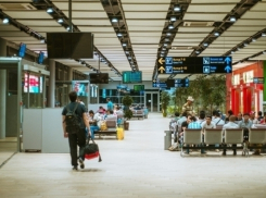 Пенсионерка пыталась увезти внучку из Краснодара через взятку в 1000 рублей