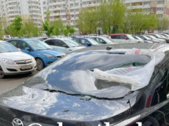 В Краснодаре неизвестные бросают предметы с высоты и разбивают машины