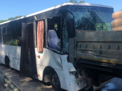 Автобус врезался в грузовик под Краснодаром: 17 раненых