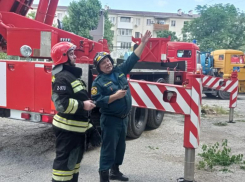 В Новороссийске пожар охватил крышу многоквартирного дома