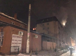 Жители горевшего дома в Музыкальном микрорайоне Краснодара сняли на видео владельца квартиры, где произошел пожар