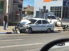 Лихач на тонированной «приоре» разбил машину вдребезги при столкновении с большегрузом в Новороссийске