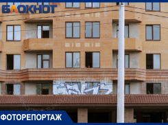 Расселение бараков и рабочие в касках: что сейчас происходит со старейшим долгостроем Краснодара ЖК «Кларисса» 