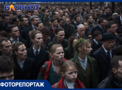 Серые люди, странные флаги, демонстрации и салют: нейросеть показала Первомай в Краснодаре
