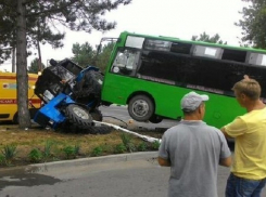 В Анапе «встал на дыбы» автобус, который протаранил трактор