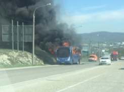 На перевале под Новороссийском загорелся рейсовый автобус
