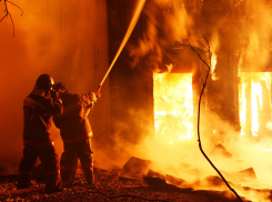 Под Краснодаром загорелся мебельный склад