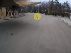 В Лабинске сорванная ветром крыша ЗАГСа упала в метрах от женщины с ребенком