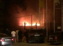 В Краснодаре на улице Фадеева загорелся частный дом