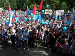  Сторонники Навального заманивали людей на митинг в Краснодаре голубыми шариками 