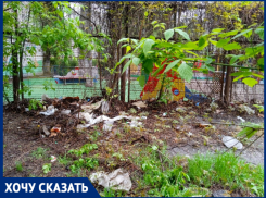 Свалка у детского сада, бутылки и груды веток: район улицы Московской в Краснодаре превратился в «помойку»