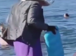 Плавающая в море в маске и перчатках туристка попала на видео в Краснодарском крае
