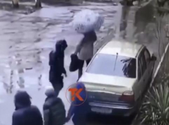 В Краснодаре школьники напали на пожилую женщину