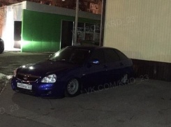 Неизвестные обокрали «Приору», которая стояла под камерой на закрытой парковке в Краснодаре