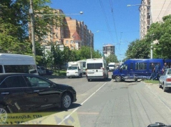 Иномарка врезалась в маршрутку в Новороссийске: госпитализирован пассажир