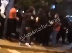 В центре Краснодара подростки устроили массовую драку