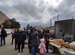 «Полностью раскупили»: краснодарцы атаковали ярмарки с сахаром в Краснодаре