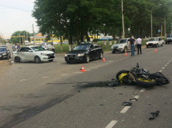 В Армавире девушка за рулем устроила ДТП с молодым мотоциклистом