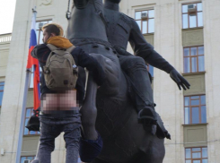 «Я поддался влиянию стадного инстинкта», - краснодарец, который снял штаны на памятнике Кубанскому казачеству, извинился