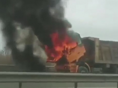 Горящий грузовик на Южном обходе стал причиной многокилометровой пробки в Краснодаре