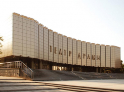 Власти Краснодара ответили, почему убрали лавочки у драмтеатра