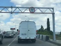На Яблоновском мосту Краснодара поставили верхние рамы против большегрузов