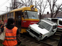 В Краснодаре трамвай снес Ниву