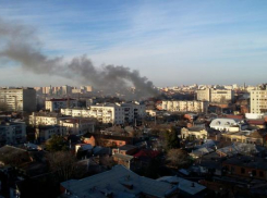 В центре Краснодара полыхает заброшенный частный дом