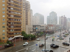 По колено в воде: Краснодарский край накрыло ливнем и градом 
