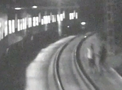 В Туапсе оренбуржец разбил окно проходящей электрички 