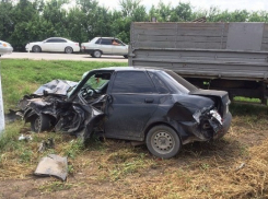 На Кубани пожилой водитель грузовика снес «Приору»