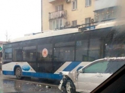 В центре Новороссийска в ДТП попали 3 автомобиля и троллейбус