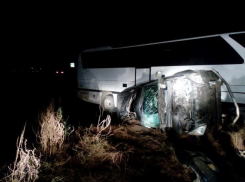  Элитный внедорожник протаранил пассажирский автобус в Темрюкском районе 