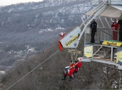 Дед Мороз на мотоцикле пронесся над ущельем в Сочи глубиной 200 метров 