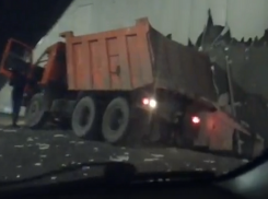 Ломать - не строить: грузовик врезавшись разбил подпорную стену тоннеля в Сочи