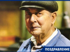 90-летие отмечает старший работник завода имени Седина Виталий Образцов