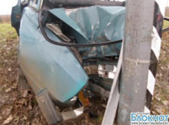В Анапском районе автомобиль столкнулся с опорой линий электропередач