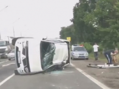 В массовом ДТП на Кубани столкнулись четыре автомобиля и автобус