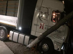 Грузовик с декорациями к шоу Филиппа Киркорова попал в аварию в Геленджике